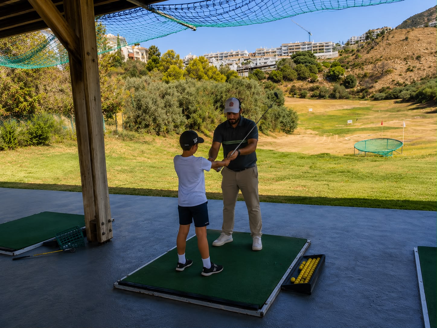 Golfopettaja pitää yksityistuntia juniorille Benalmádena Golfissa