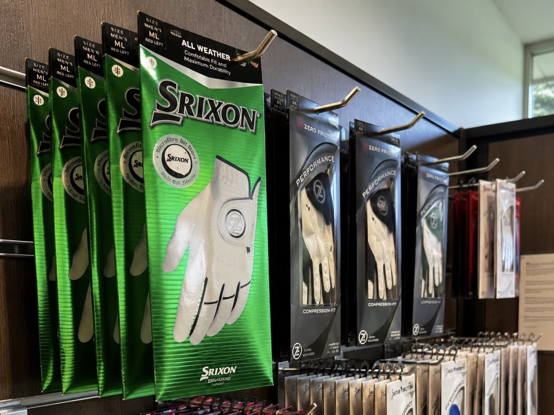 Srixon-golfhanskoja ja tarvikkeita pro shopissa