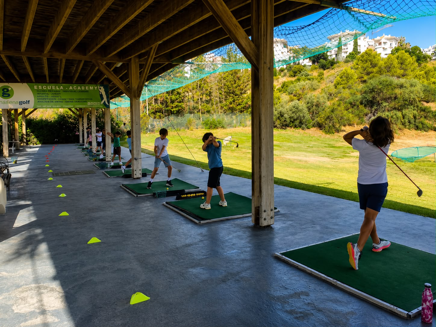 Junioreita harjoittelemassa Benalmádena Golf Academyn rangella